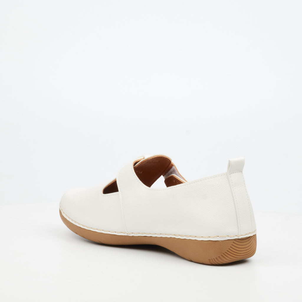 Butterfly Ladies Cindi 6 Faux Leather Pumps