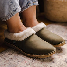 Load image into Gallery viewer, VELDSKOEN SLIPPER (LINED WITH SHEEPSKIN - LEATHER SLIPPER)
