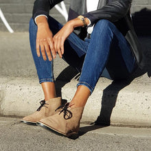 Load image into Gallery viewer, Veldskoen Ladies Vellies
